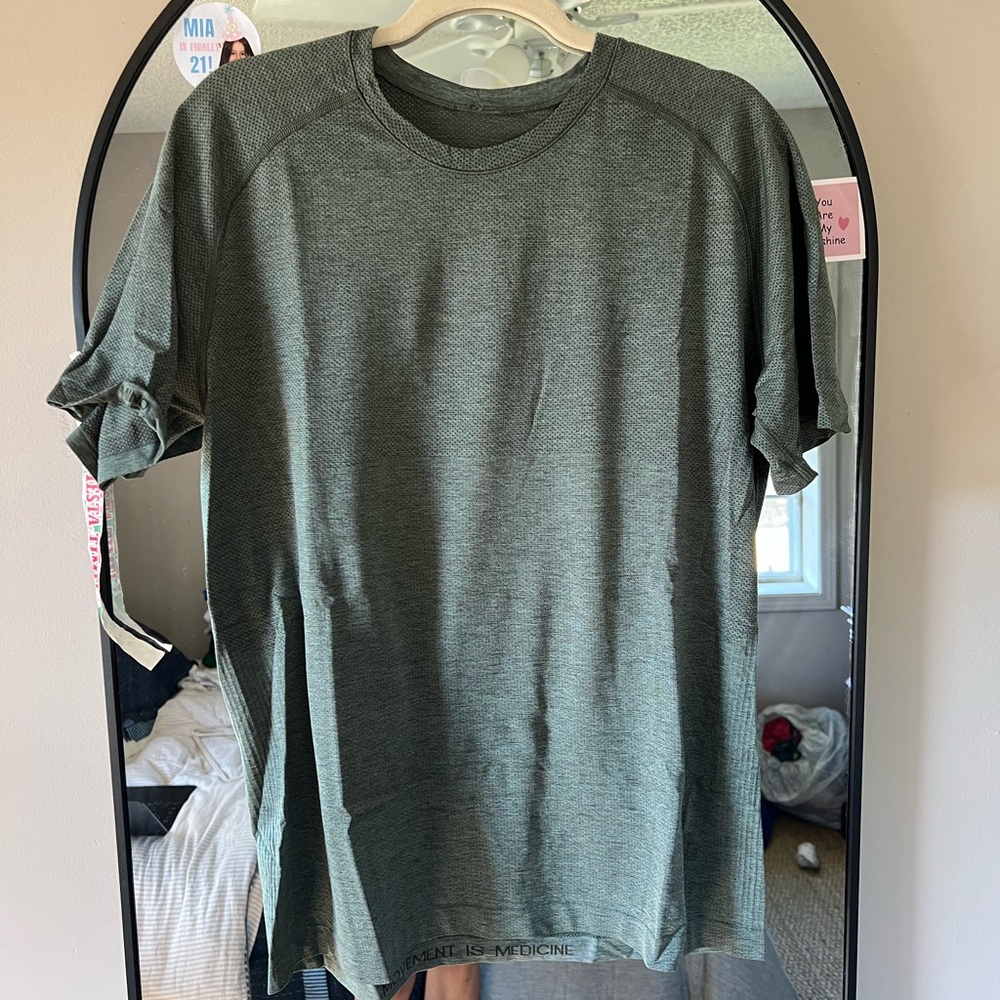 lululemon athletica Men's Green Short Sleeve Tee